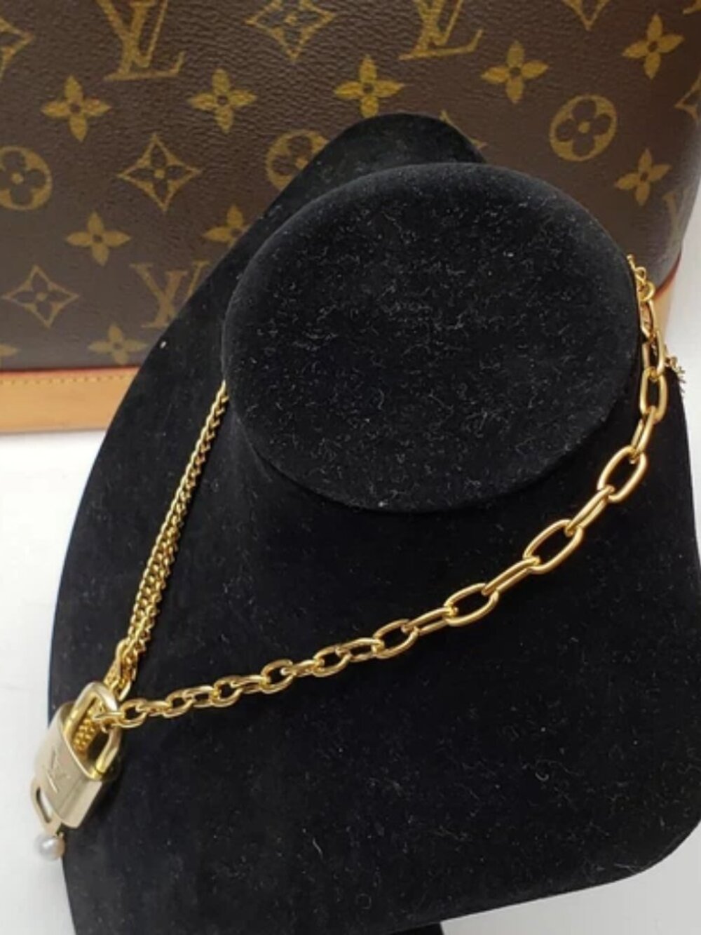 Gold-Plated Necklace with Authentic Louis Vuitton Padlock - Picture 9 of 11
